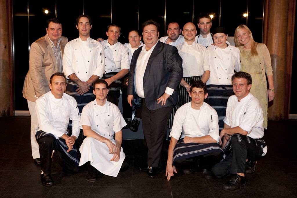 Chef-teams-qualia-quay-and-MC-Simon-Thomsen.JPG