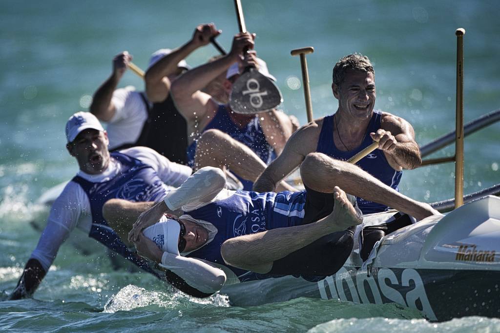 Credit-Andrea-Francolini-Noosa-Outriggers-Masters-Men-team-mid-changeover-during-the-42km-OC6-marathon-off-Hamilton-Island.jpg