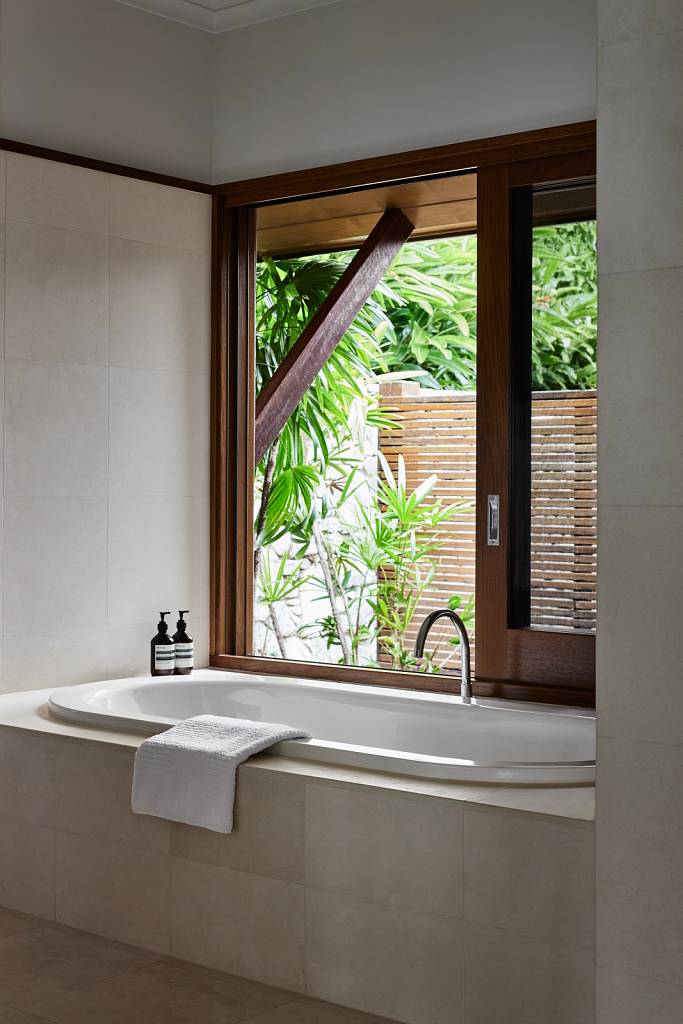 qualia The Residence master bathroom